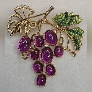 NEW Vintage-style Jelly Belly Grape Cluster Brooch / Pin